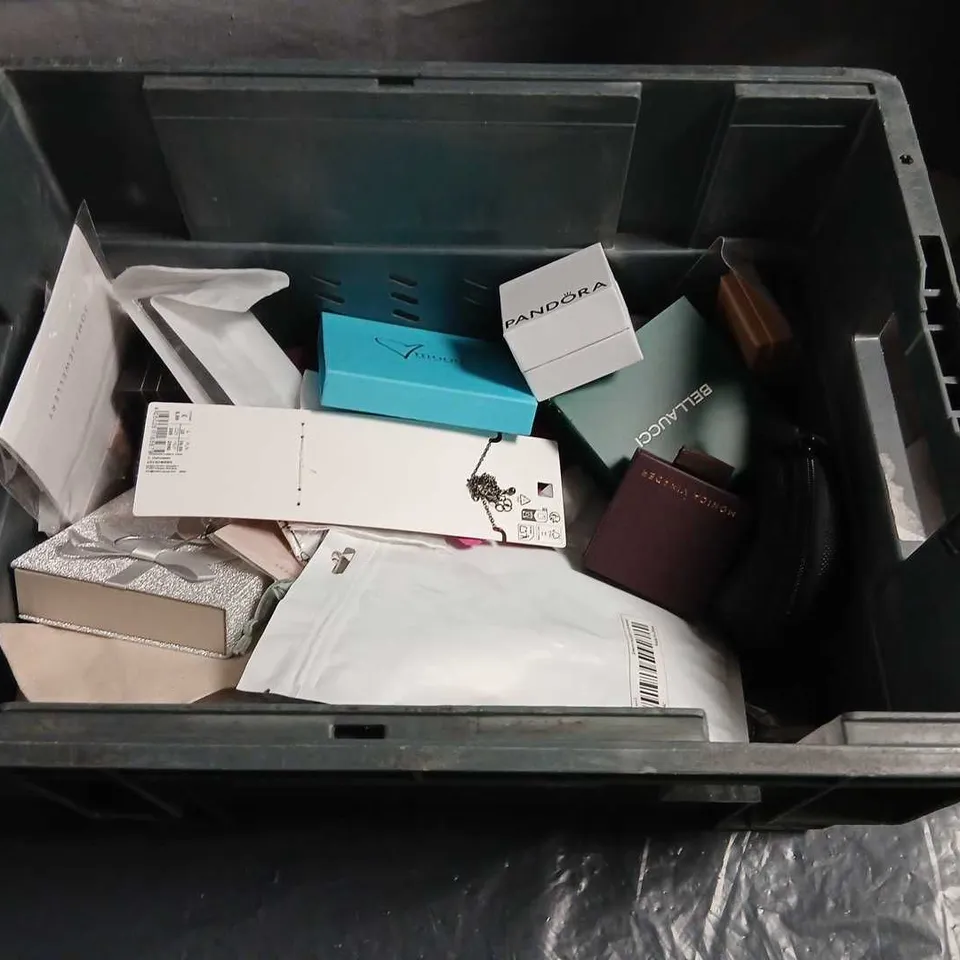 LARGE QUANTITY OF ASSORTED JEWELLERY AND ACCESSORIES