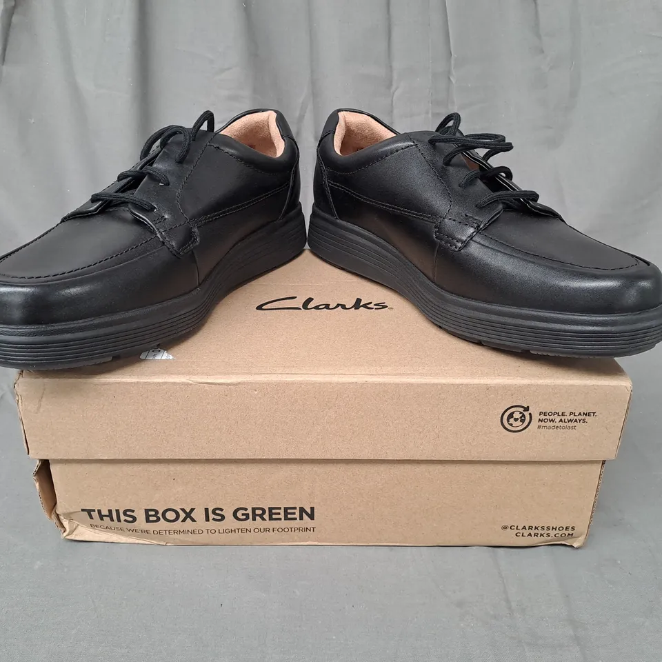 BOXED PAIR OF CLAKRS UNSTRUCTURED ABODE EASE SHOES IN BLACK UK SIZE 8.5
