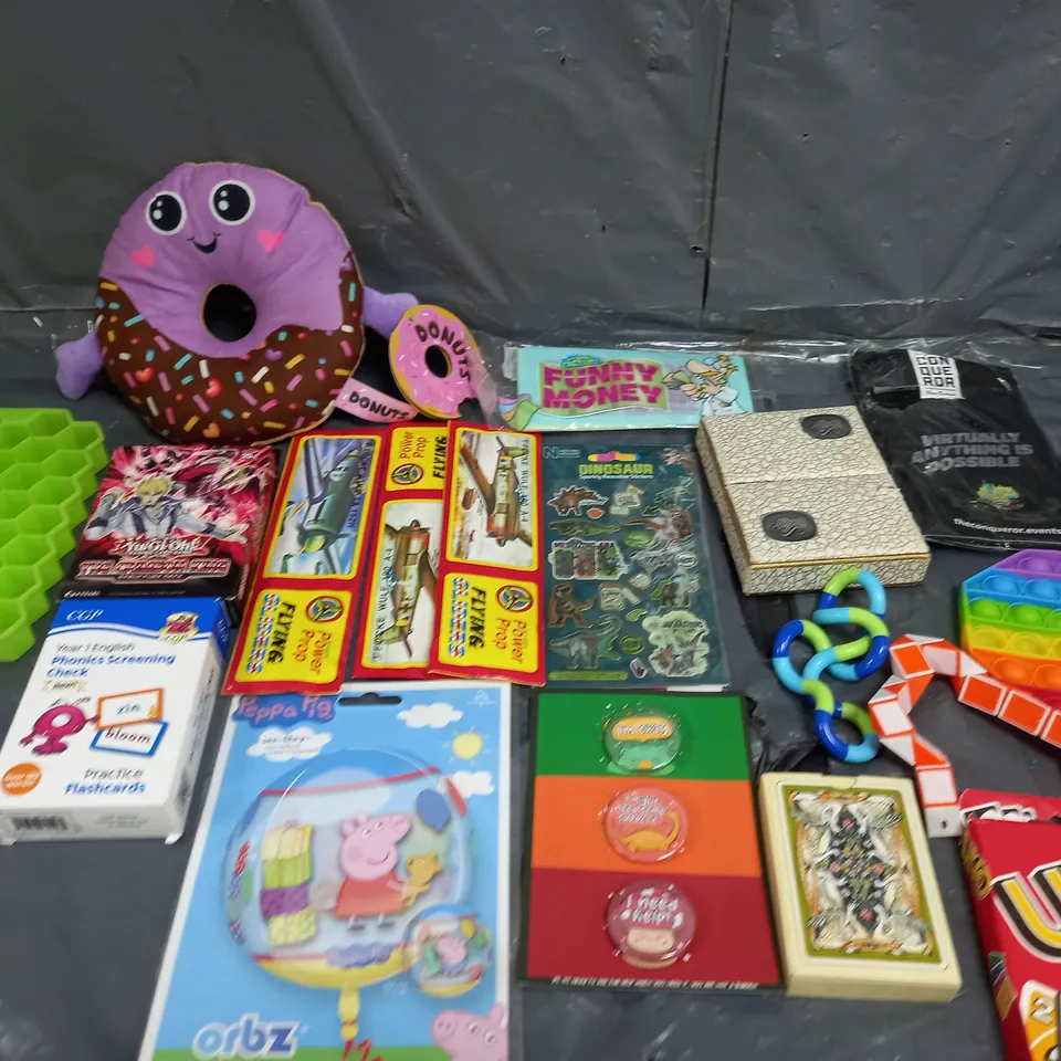 BOX OF ASSORTED TOYS AND GAMES TO INCLUDE POPPET TOYS, UNO AND YU-GI-OH