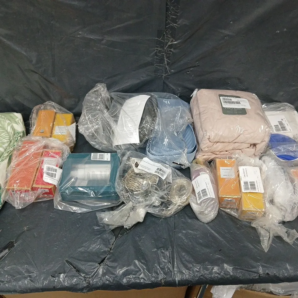 APPROXIMATELY 15 ASSORTED HOUSEHOLD GOODS TO INCLUDE PALM DUVET SET, ANNE KLEIN FRAGRANCE, AND 2 PACK SHAMS ETC. - COLLECTION ONLY 