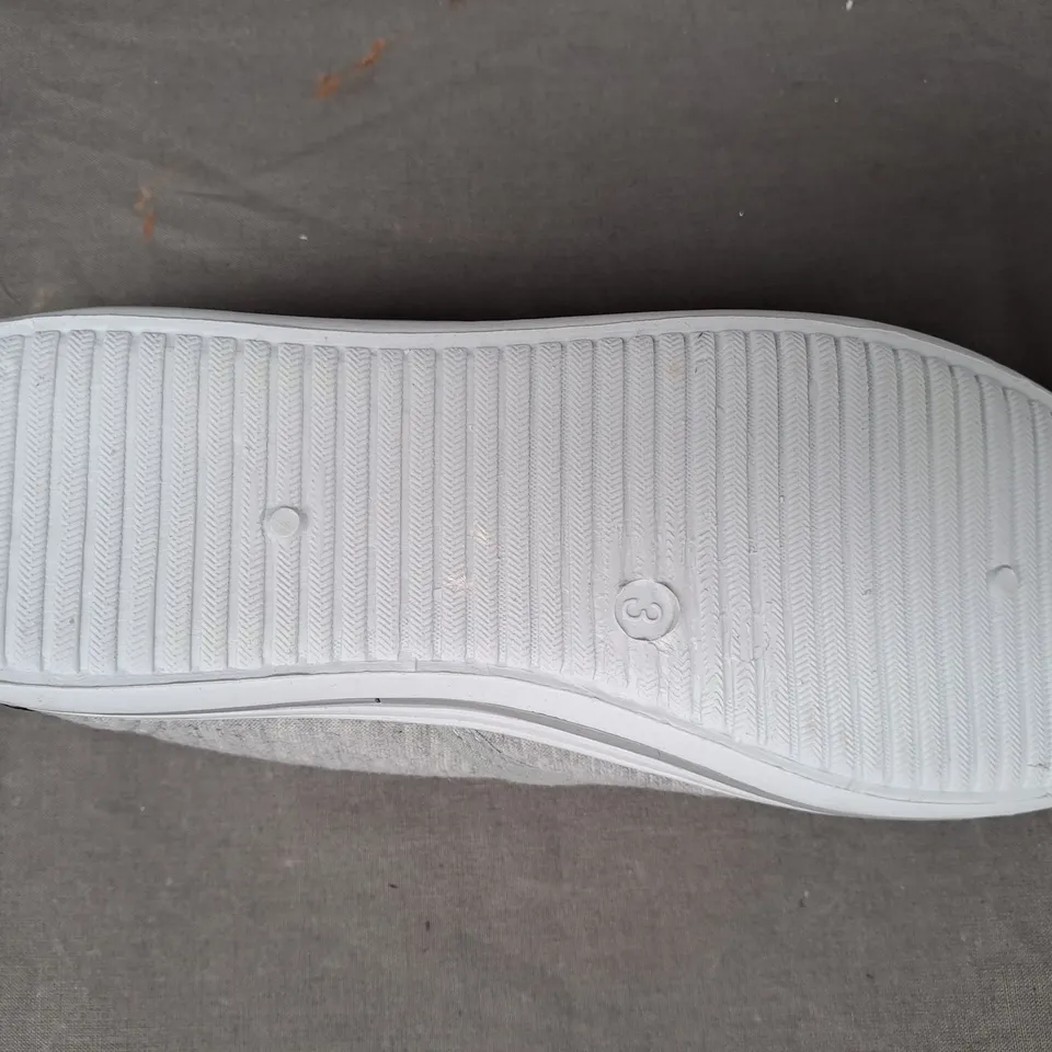 BOX OF APPROXIMATELY 10 PAIRS OF TRANSIT SHOES IN GREY IN VARIOUS SIZES
