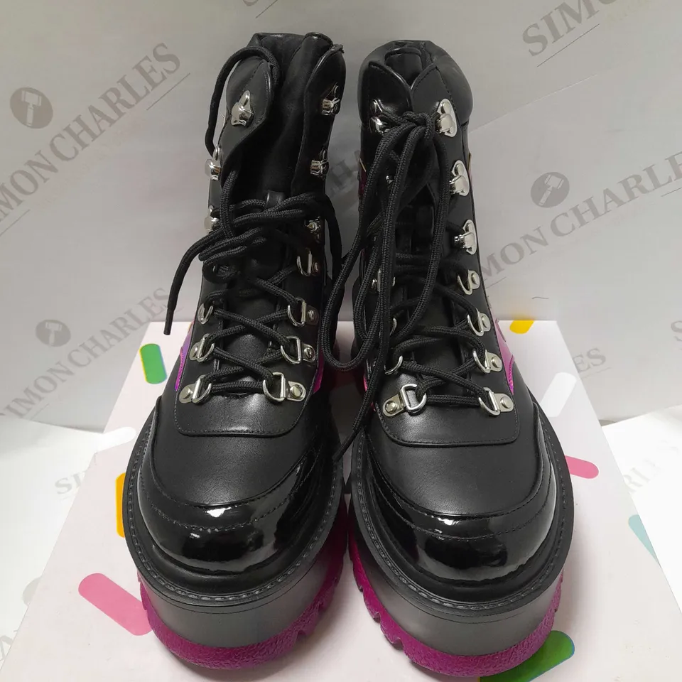 KOI HELIOS HOLOGRAM BLACK/PURPLE FLAME BOOTS - SIZE 5