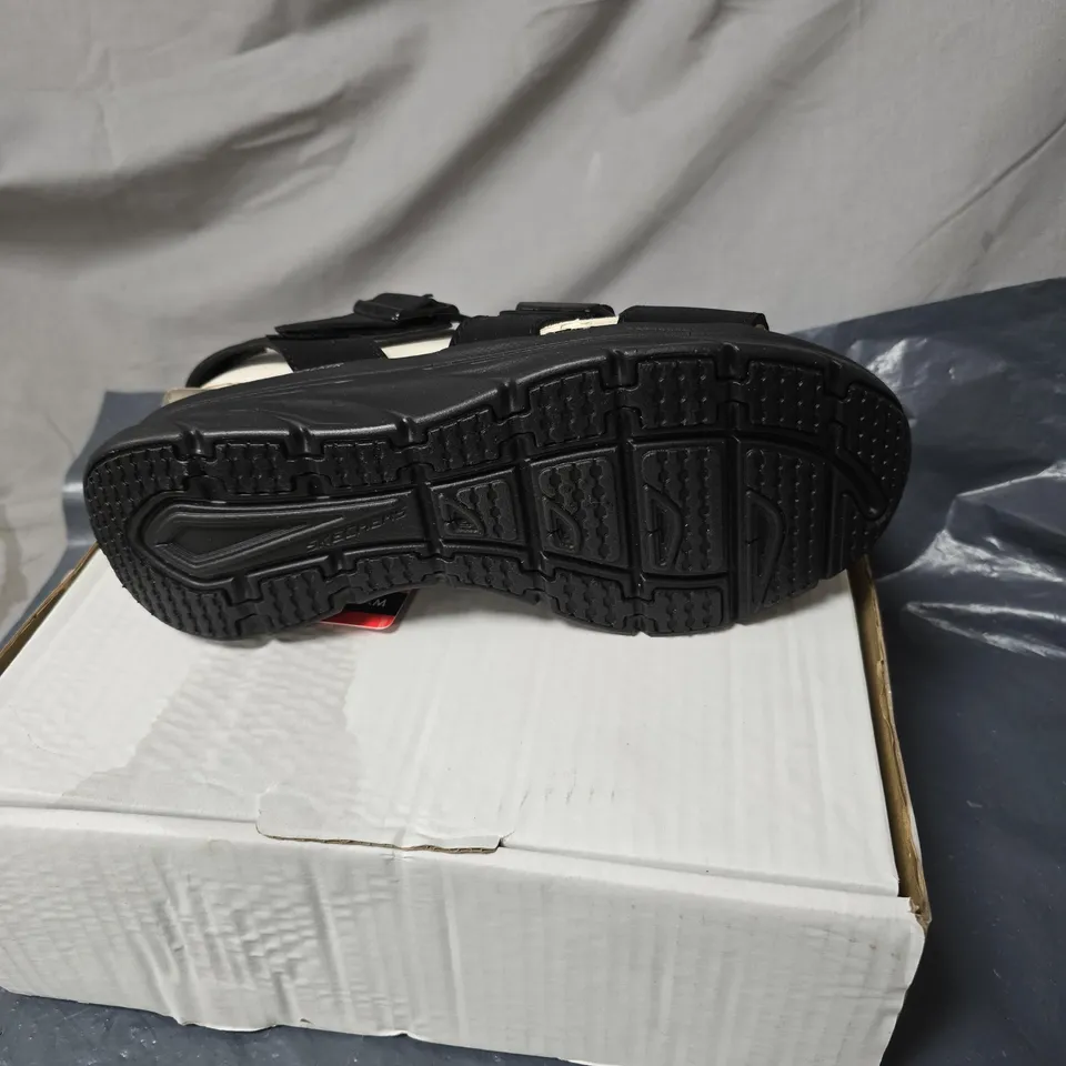 BOXED PAIR OF SKECHERS D'LUX WALKER RETRO COSMOS SANDALS IN BLACK SIZE 7