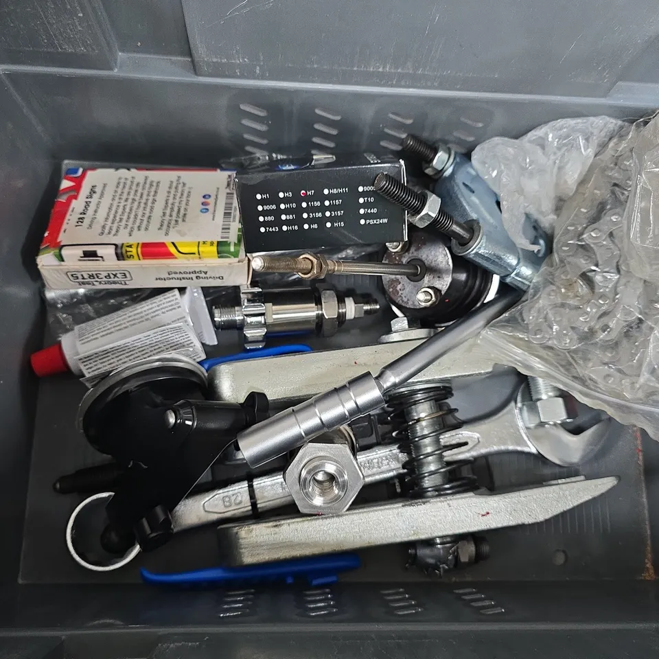 BOX OF ASSORTED CAR ITEMS TO INCLUDE - 10 TON JACK - TOOLS - LED HEAD LIGHT BULBS 