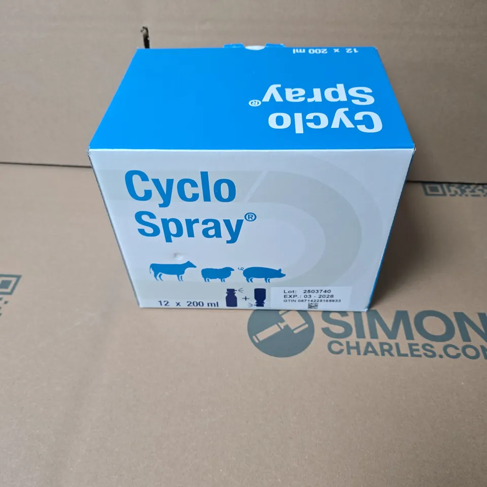 BOX OF APPROXIMATELY 12 X CYCLO SPRAY CHLORTETRACYCLINE HCL 2.45% VETERINARY SPRAY FOR PIGS, SHEEP & CATTLE