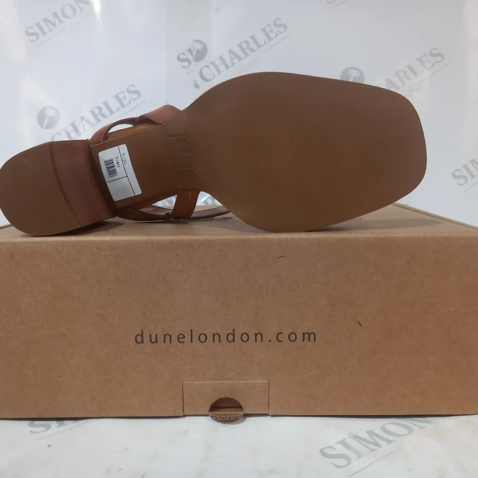 BOXED PAIR OF DUNE LONDON LEATHER SNAFFLE BLOCK HEEL SANDALS IN TAN SIZE 7