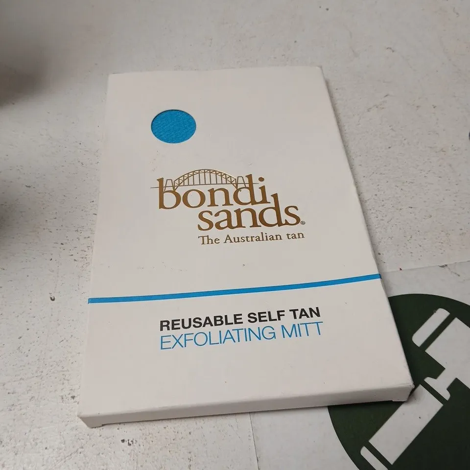 APPROXIMATELY 18 ASSORTED COSMETIC ITEMS INCLUDING BONDI SANDS EXFOLIATING MITT , BSSET COILY CURL CREAM AND DOVE BODY WASH