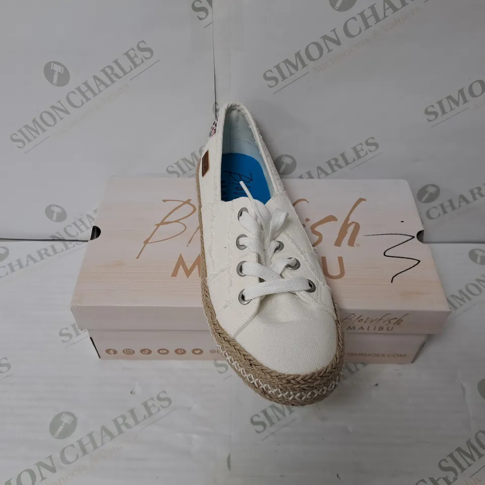 BOXED PAIR OF BLOWFISH MALIBU BUENOS TRAINERS IN WHITE SIZE 8