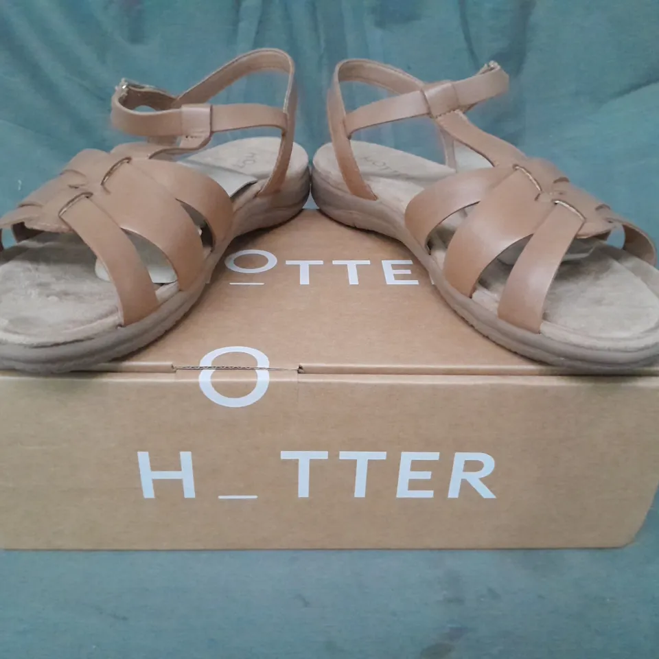 BOXED PAIR OF HOTTER RAINER WIDE OPEN TOE SANDALS IN TAN UK SIZE 6