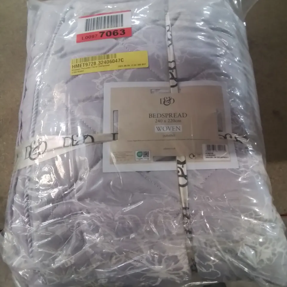BAGGED FLORAL BEDSPREAD COLOUR CHAMPAGNE 