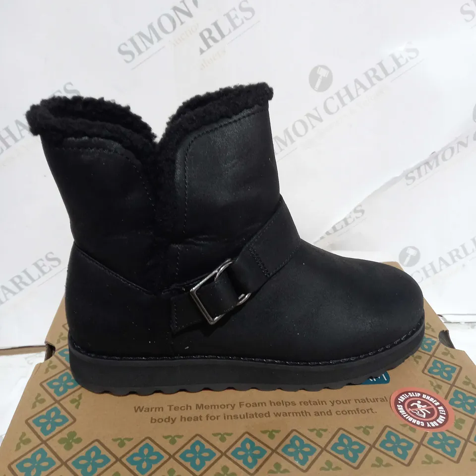 BOXED PAIR OF SKECHERS CABIN FEELS BOOTS BLACK SIZE 3