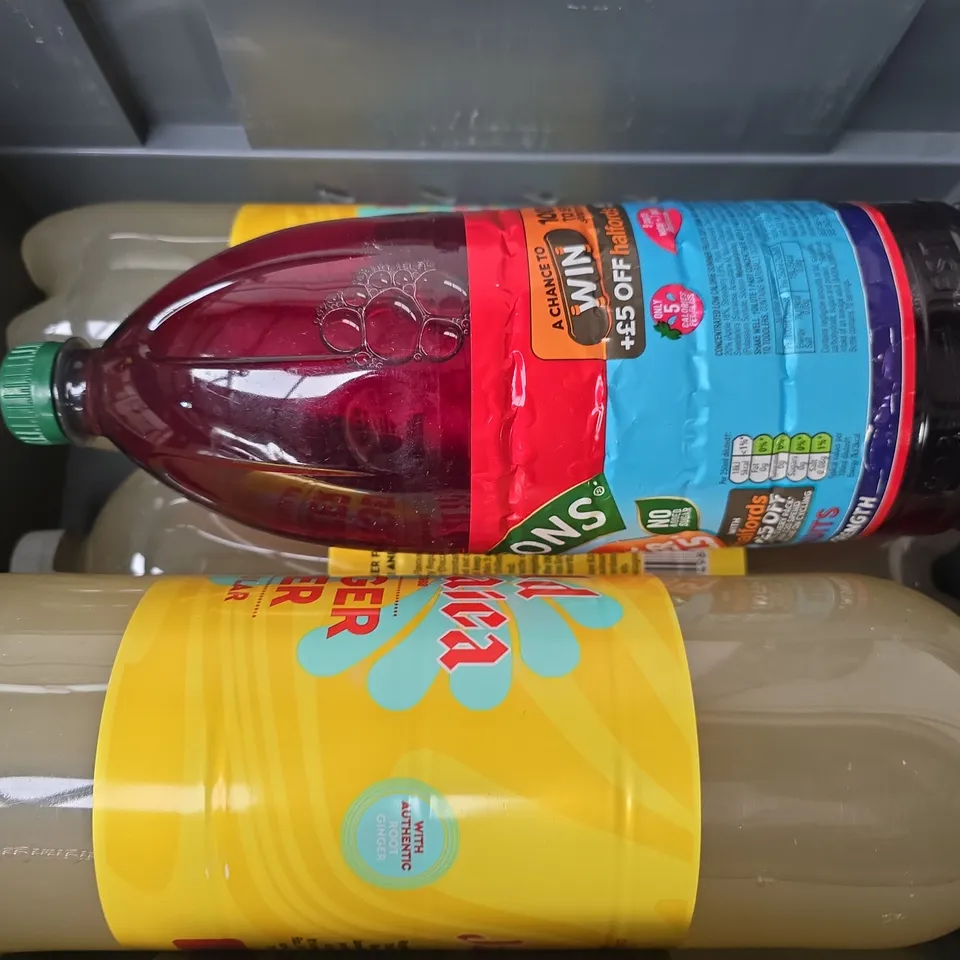 APPROXIMATELY 4 ASSORTED DRINKS TO INCLUDE OLD JAMAICA GINGER BEER & ROBINSONS SUMMER FRUIT, ETC - COLLECTION ONLY