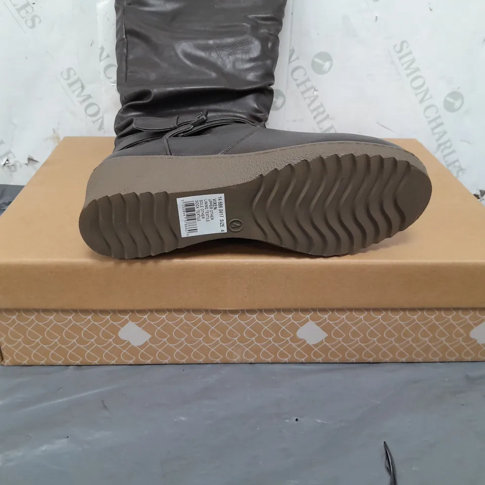 APPROXIMATELY 8 PAIRS OF BARRATTS STRAP AND ROUCHE WEDGE HIGH BOOTS SIZE 4