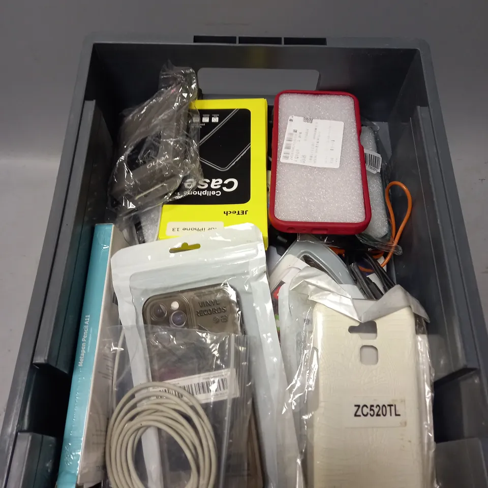 APPROXIMATELY 30 ASSORTED SMARTPHONE ACCESSORIES TO INCLUDE SCREEN PROTECTORS, CHARGING CABLES, PROTECTIVE CASES ETC 