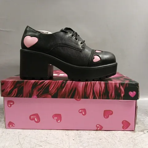 BOXED PAIR OF KOI SHOES IN BLACK W. PINK HEARTS SIZE UK 4