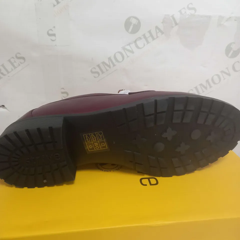 BOXED STRIVE LEATHER LOAFER SIZE 5