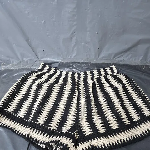 CROCHET BEACH CO ORD SHORT - BLACK AND CREAM - SIZE 18
