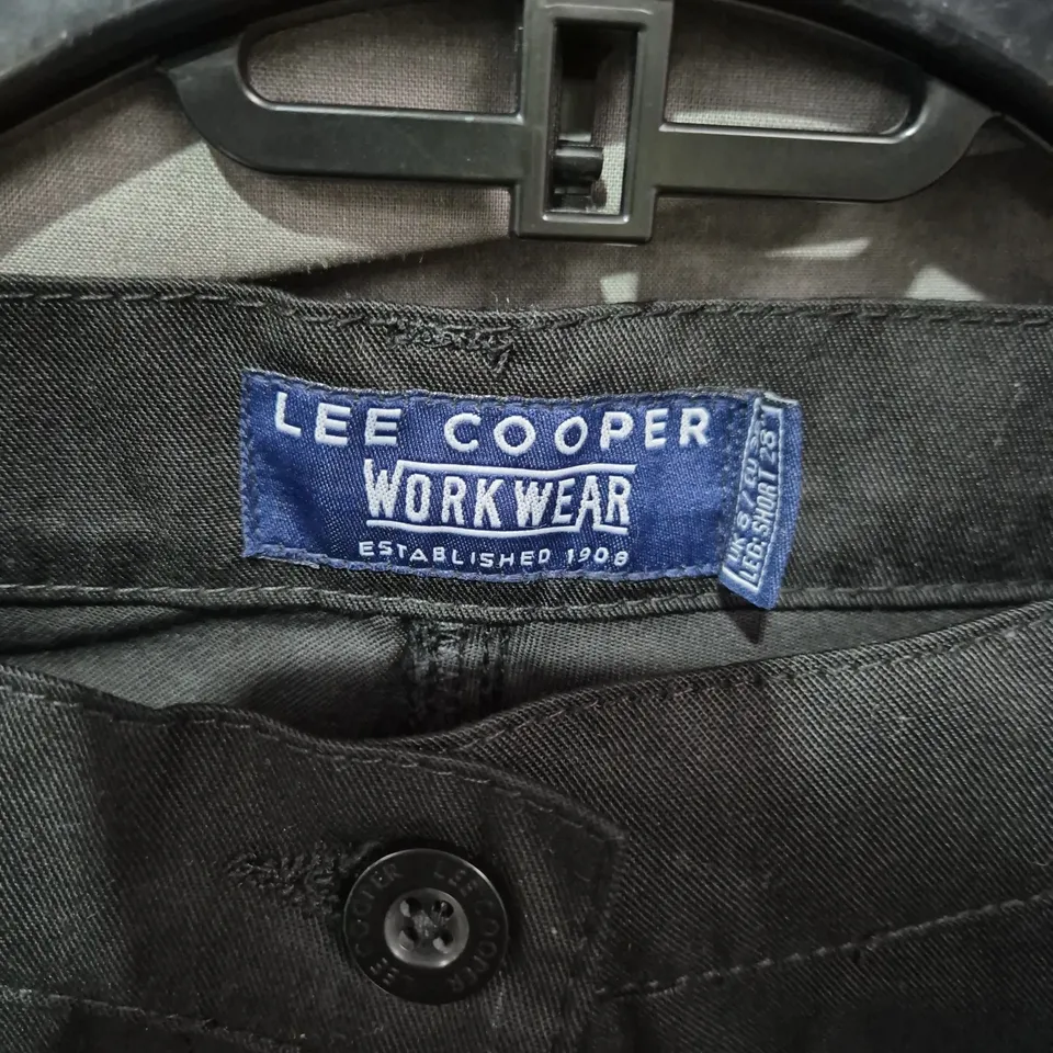 LEE COOPER WORKWEAR MEN'S BLACK CARGO TROUSERS 28 WAIST 