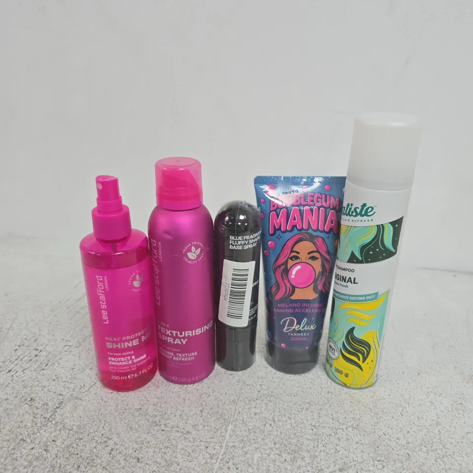 APPROXIMATELY 15 ASSORTED HEALTH & BEAUTY PRODUCTS TO INCLUDE BATISTE DRY SHAMPOO, BUBBLEGUM MANIA TANNERS, LEE STAFFORD SHINE MIST, ETC - COLLECTION ONLY