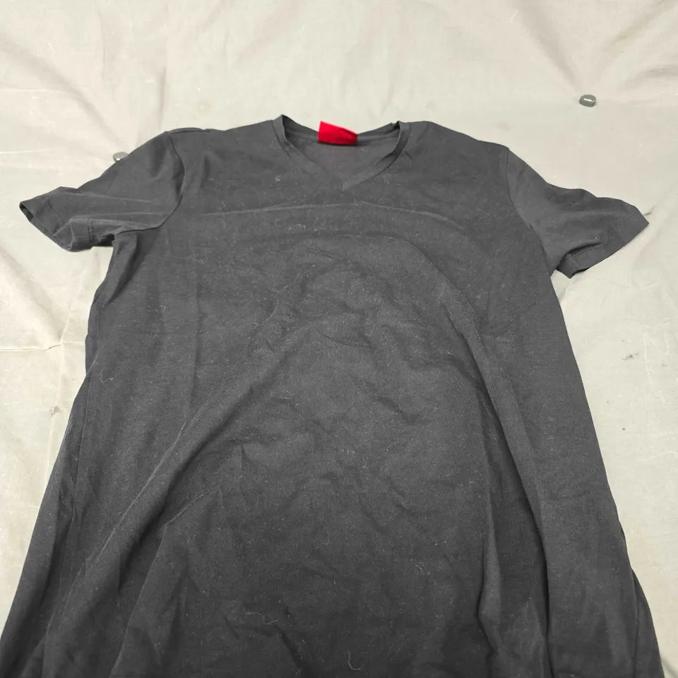 HUGO BOSS V-NECK TEE SIZE XS