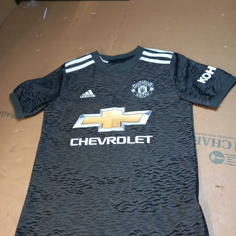 MANCHESTER UNITED FC AWAY SHIRT WITH B.FERNANDES SIZE 9-10 YEARS