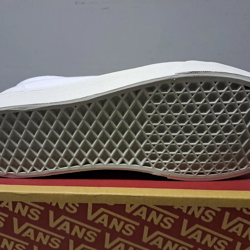 BOXED VANS OLD SKOOL WHITE SHOES - UK 9 