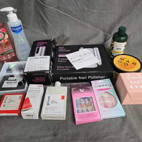 APPROXIMATELY 20 ASSORTED HEALTH & BEAUTY PRODUCTS TO INCLUDE - GLOW RECIPE WATERMELON GLOW NIACINAMIDE SERUM - GRUUM FACIAL MOISTURE BAR - NAIL DRILL MACHINE - ETC