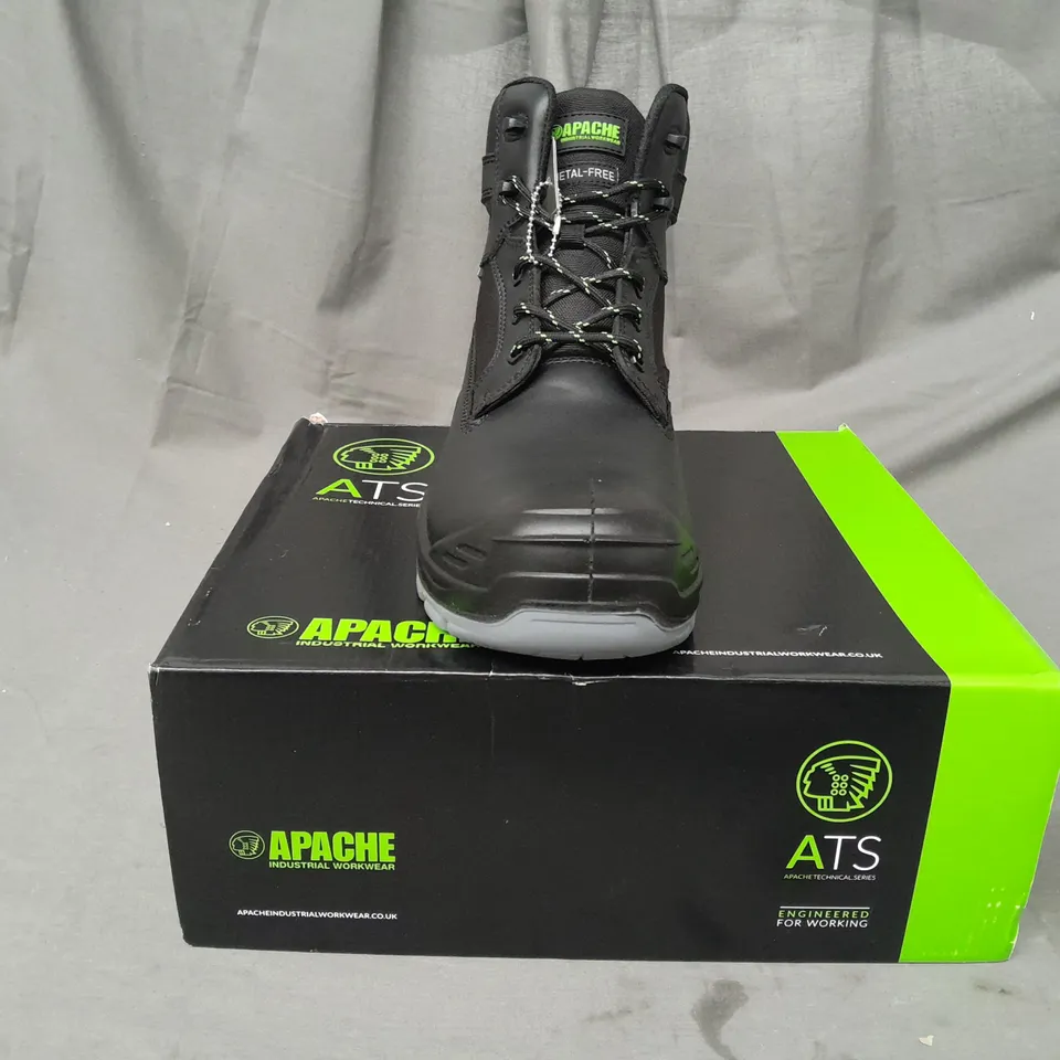 BOXED PAIR OF APACHE ANKLE BOOTS IN BLACK SIZE 8
