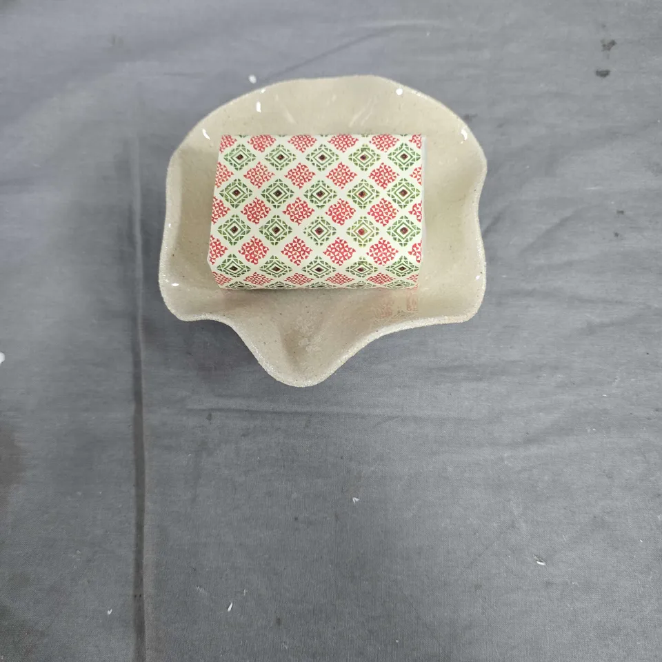 ENGLISH FINE SOAP ON CERAMIC SOAP DISH – MADE IN ENGLAND