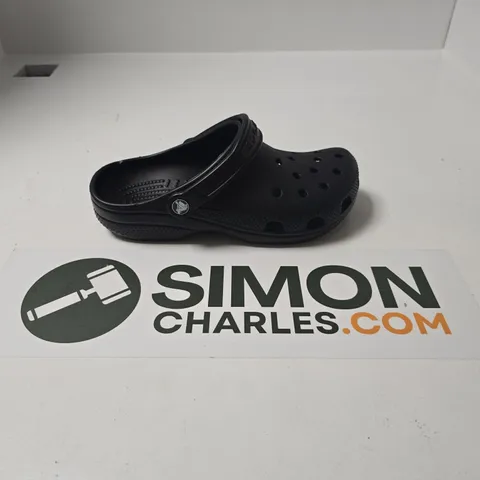 UNBOXED PAIR OF CROCS CLASSIC KIDS CLOGS IN BLACK - J6