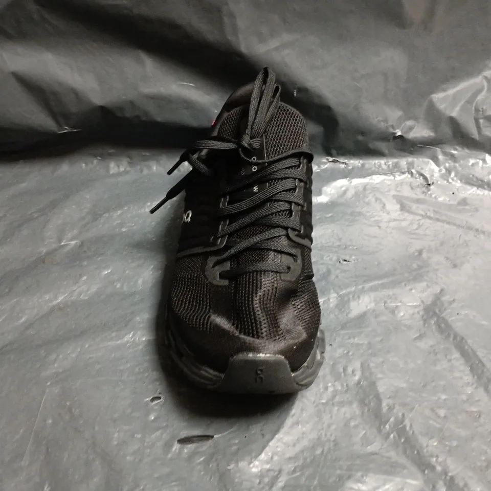 PAIR OF ON CLOUDSWIFT TRAINERS IN BLACK SIZE UK 9