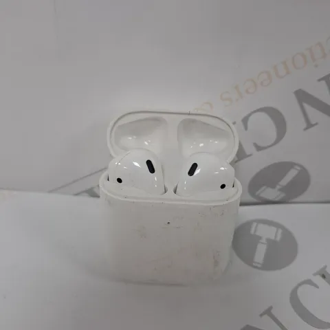 APPLE AIRPODS IN WHITE WITH CHARGING CASE