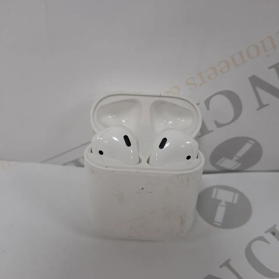 APPLE AIRPODS IN WHITE WITH CHARGING CASE 