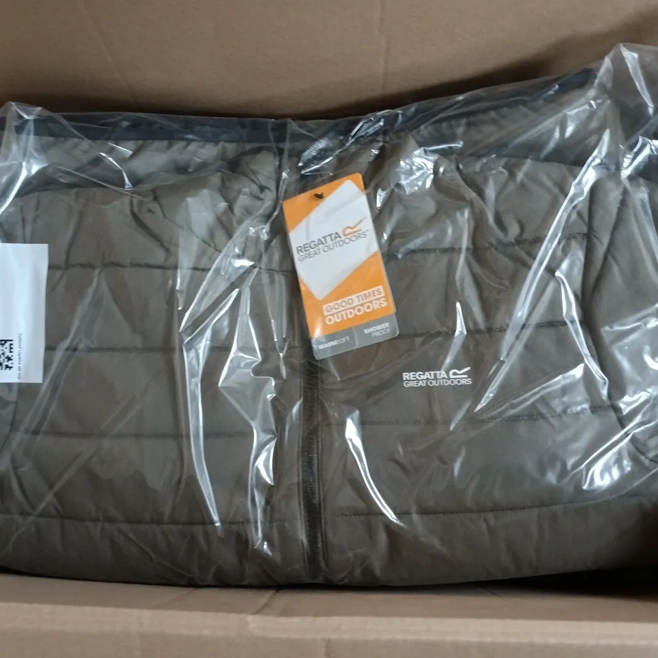 APPROXIMATELY 7 ASSORTED REGATTA/DARE2B CLOTHING ITEMS IN VARIOUS SIZES, STYLES & COLOURS TO INCLUDE AEP VIRTUOUS TIGHT, HELFA JACKET, ALTORO THERMAL, ETC