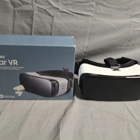 SAMSUNG GEAR VR HEADSET WITH BOX