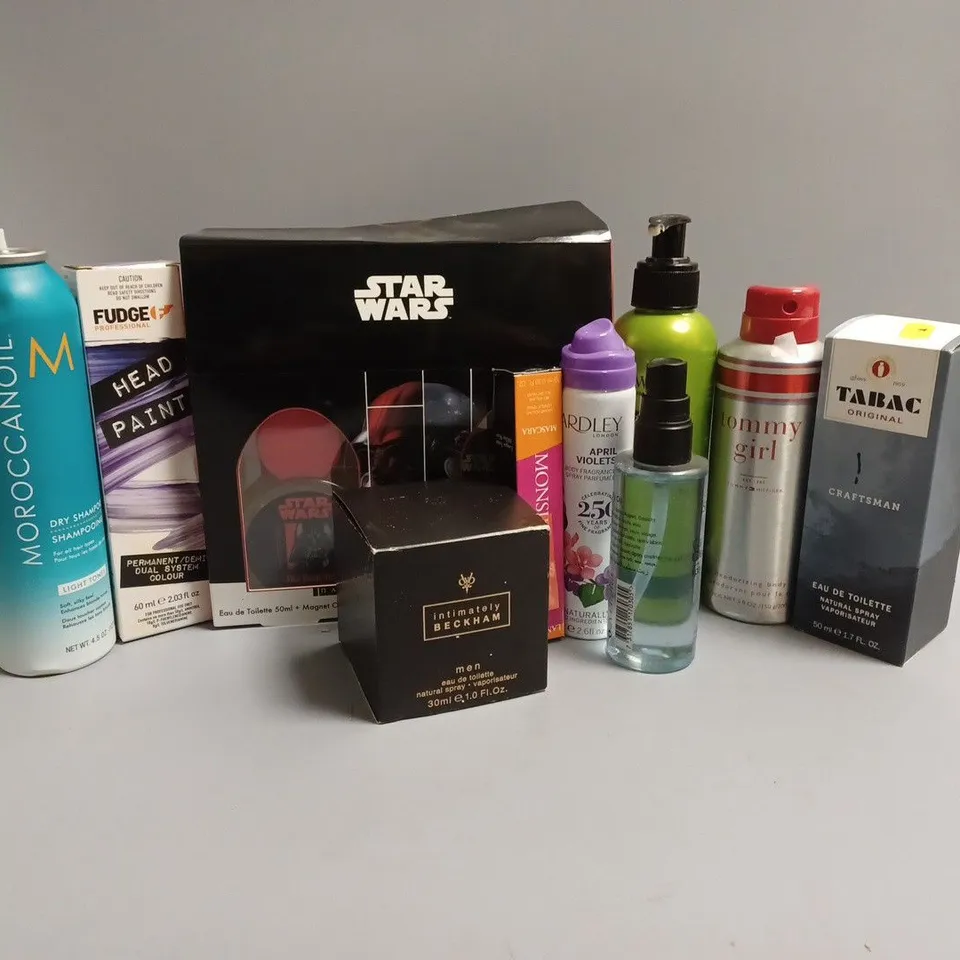 APPROXIMATELY 10 ASSORTED BEAUTY PRODUCTS TO INCLUDE STAR WARS DARTH VADER GIFT SET, INTIMATELY BECKHAM EAU DE TOILETTE, TOMMY GIRL DEODORANT 