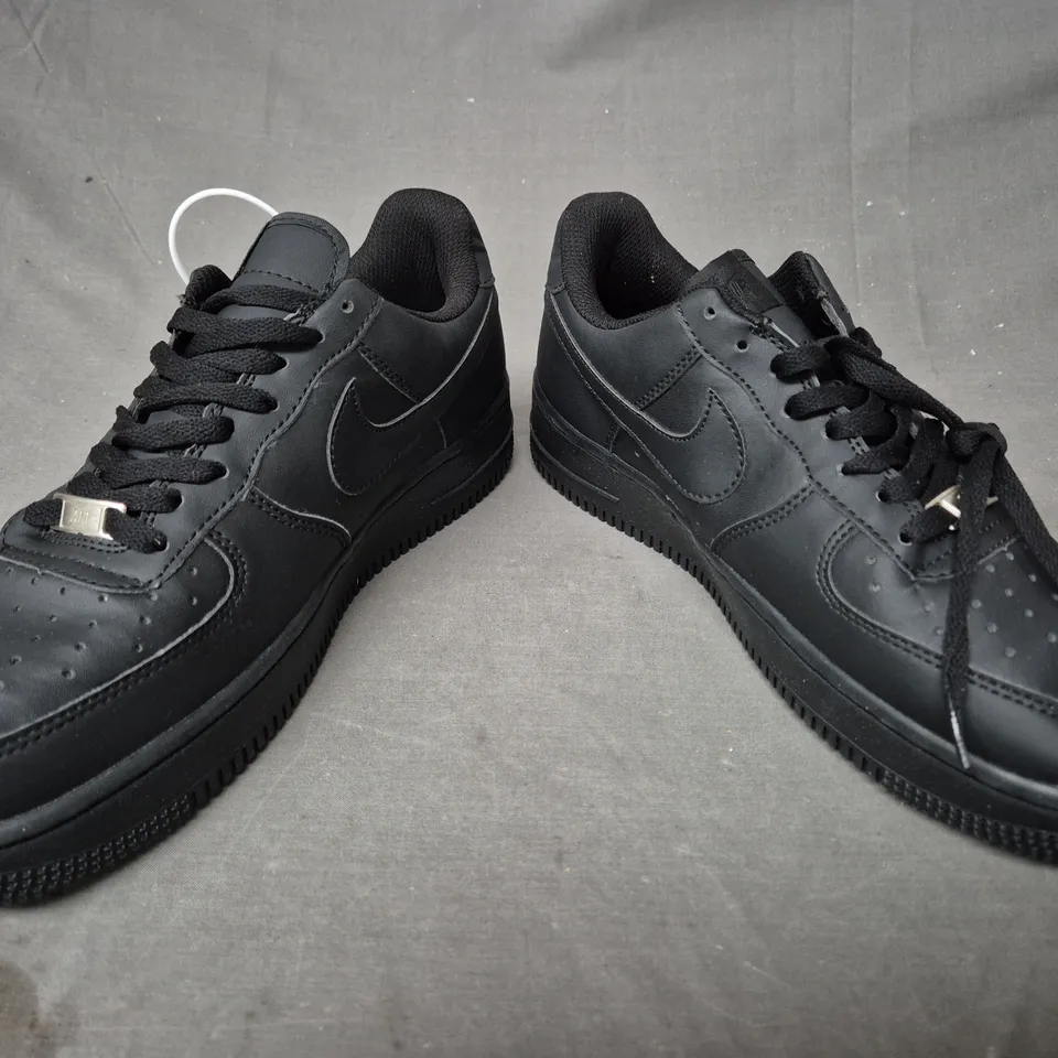 PAIR OF NIKE AIR FORCE 1 SHOES IN BLACK UK SIZE 9