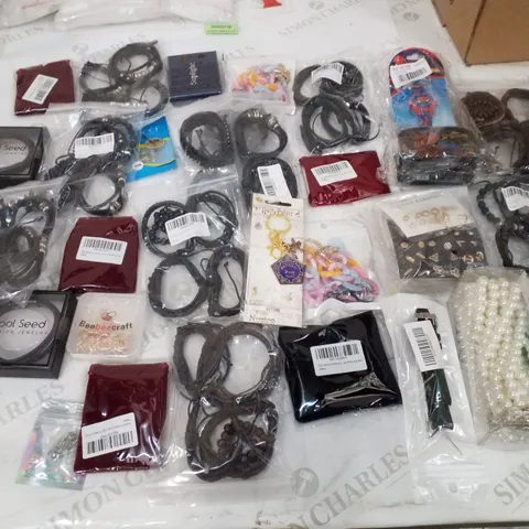 BOX CONTAINING LARGE QUANTITY OF ASSORTED JEWELLERY & ACCESSORIES ITEMS TO INCLUDE BRACELETS, EARRINGS, NECKLACES & JEWELLERY STORAGE