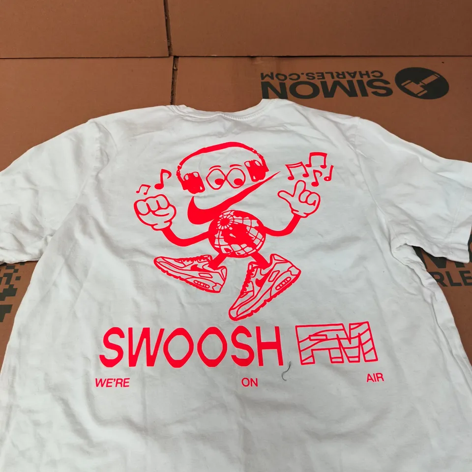 NIKE GRAPHIC TEE - SIZE LARGE M