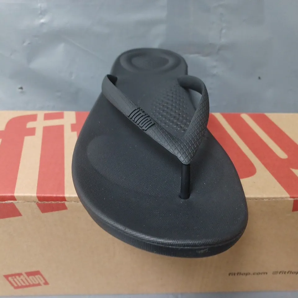 BOXED PAIR OF FITFLOP IQUSHION ERGONOMIC FLIP FLOPS IN BLACK - UK 6