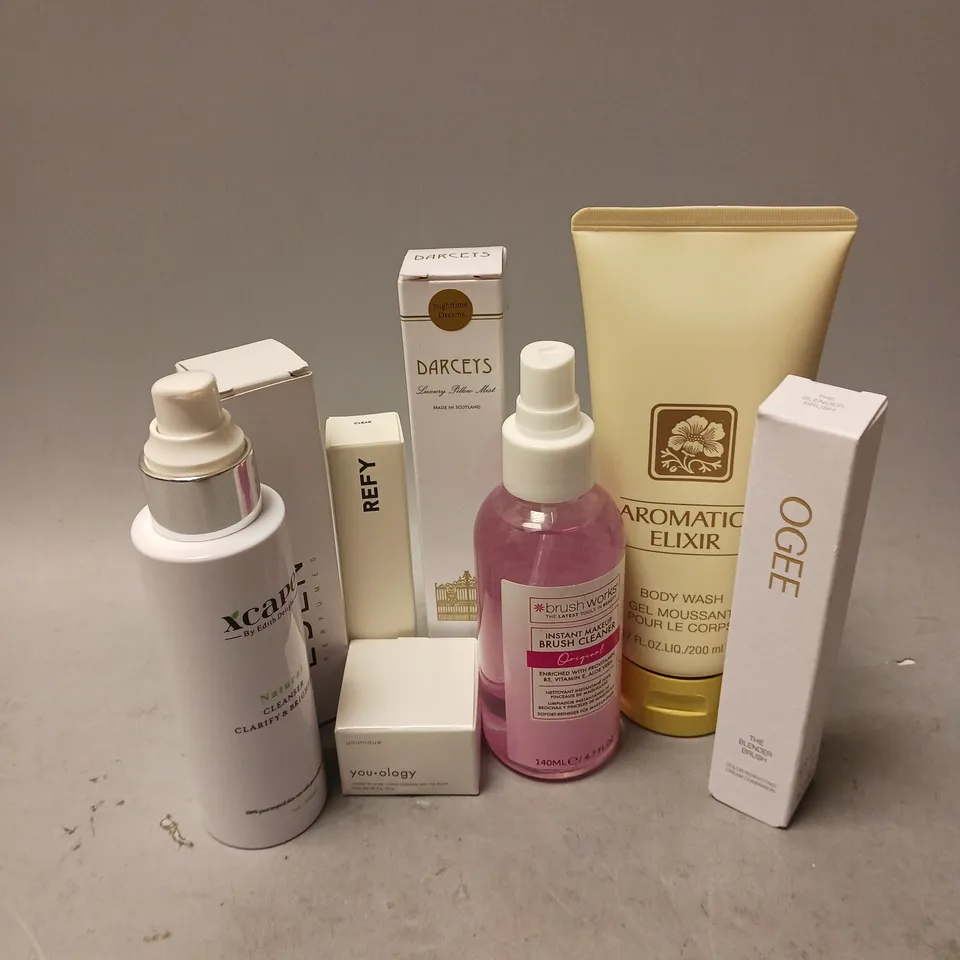 BOX OF APPROXIMATELY 8 COSMETIC ITEMS TO INCLUDE - OGEE BLENDING BRUSH - REFY LIP GLOSS - XCAPE CLEANSER - ETC