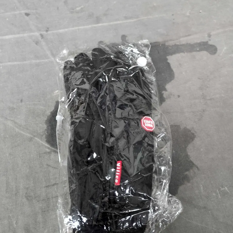 BOX OF APPROXIMATELY 25 ASSORTED CLOTHING ITEMS TO INCLUDE: GLOVES AND SHIRT