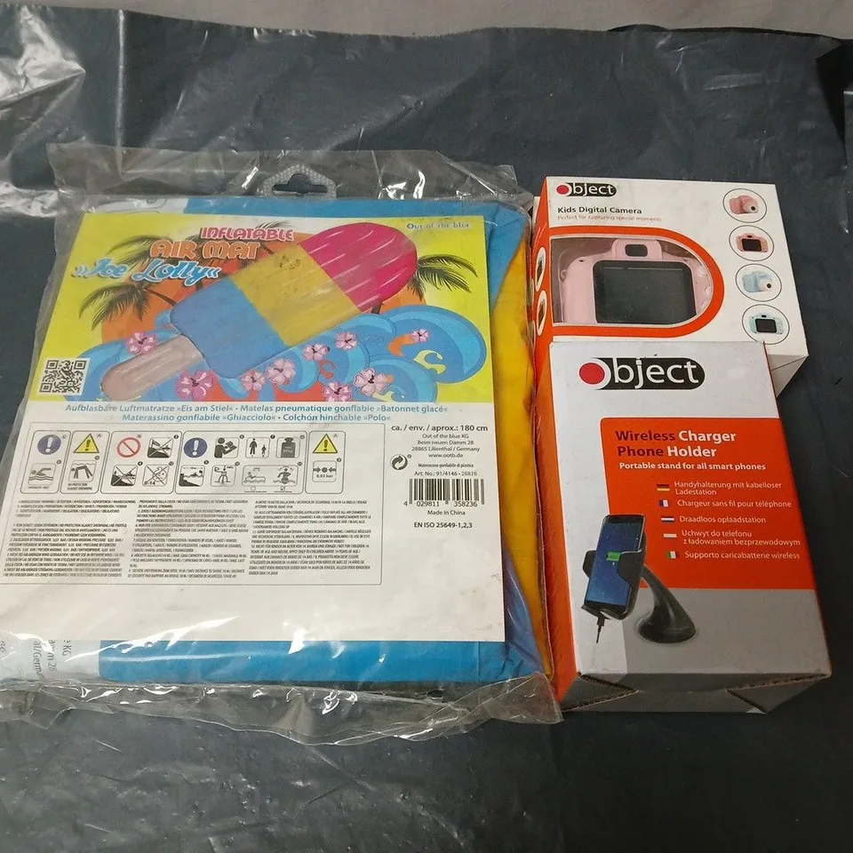 BOX OF ASSORTED ITEMS TO INCLUDE PHONE HOLDER, DIGITAL CAMERA AND INFLATABLE LOLLY