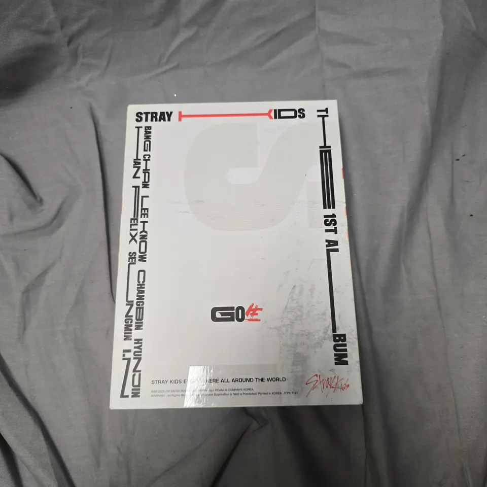 STRAY KIDS – THE 1ST ALBUM GO LIVE CD BOX SET WITH PHOTOBOOK & POSTERS