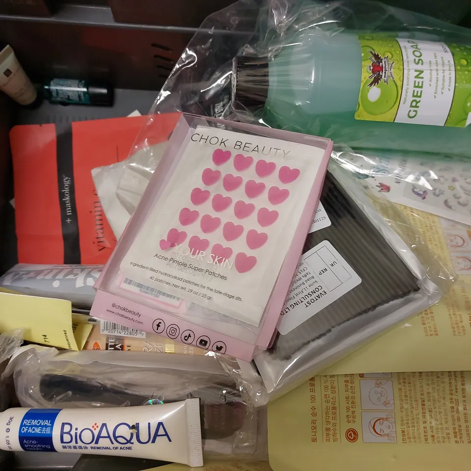 BOX OF APPROX 15 COSMETIC ITEMS TO INCLUDE RAGDALE HALL SPA SET, TONYMOLY SHEET MASK, ARDELL X-TENDEDWEAR LASH SYSTEM