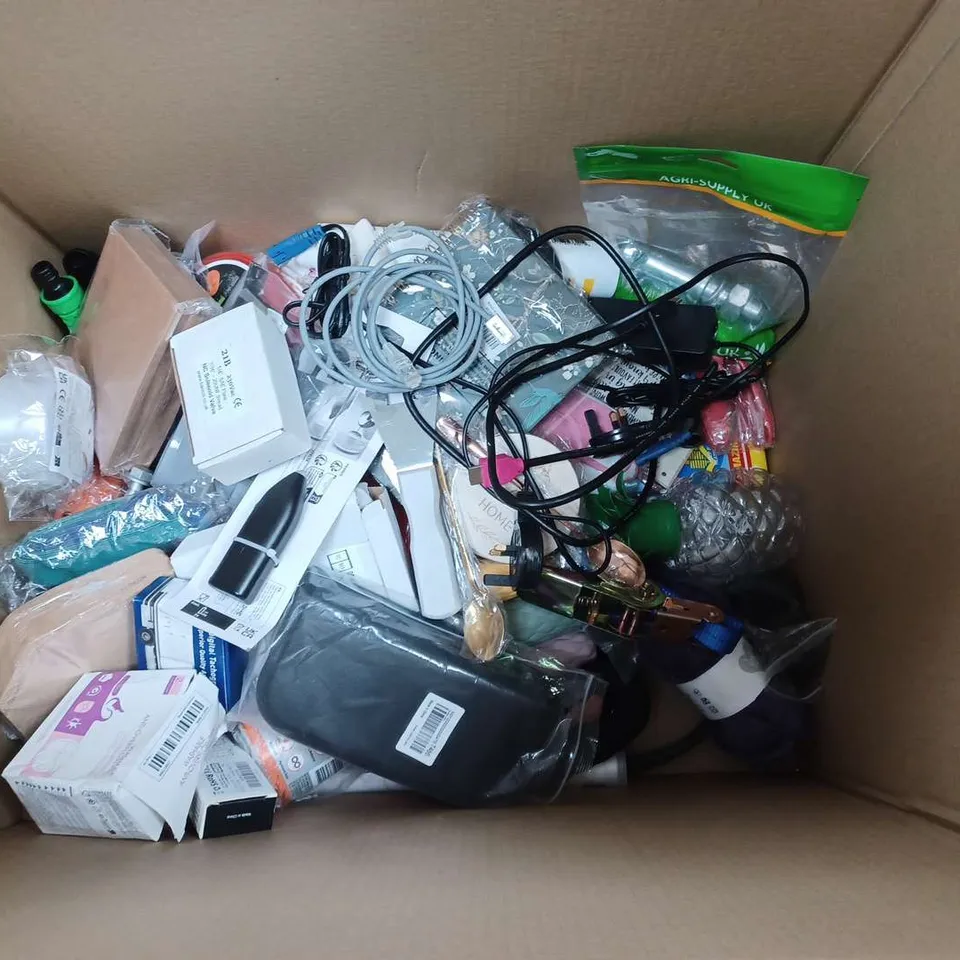 APPROXIMATELY 20 HOUSEHOLD AND ELECTRICAL ITEMS TO INCLUDE NOTEBOOKS, ENVELOPS AND WOOL