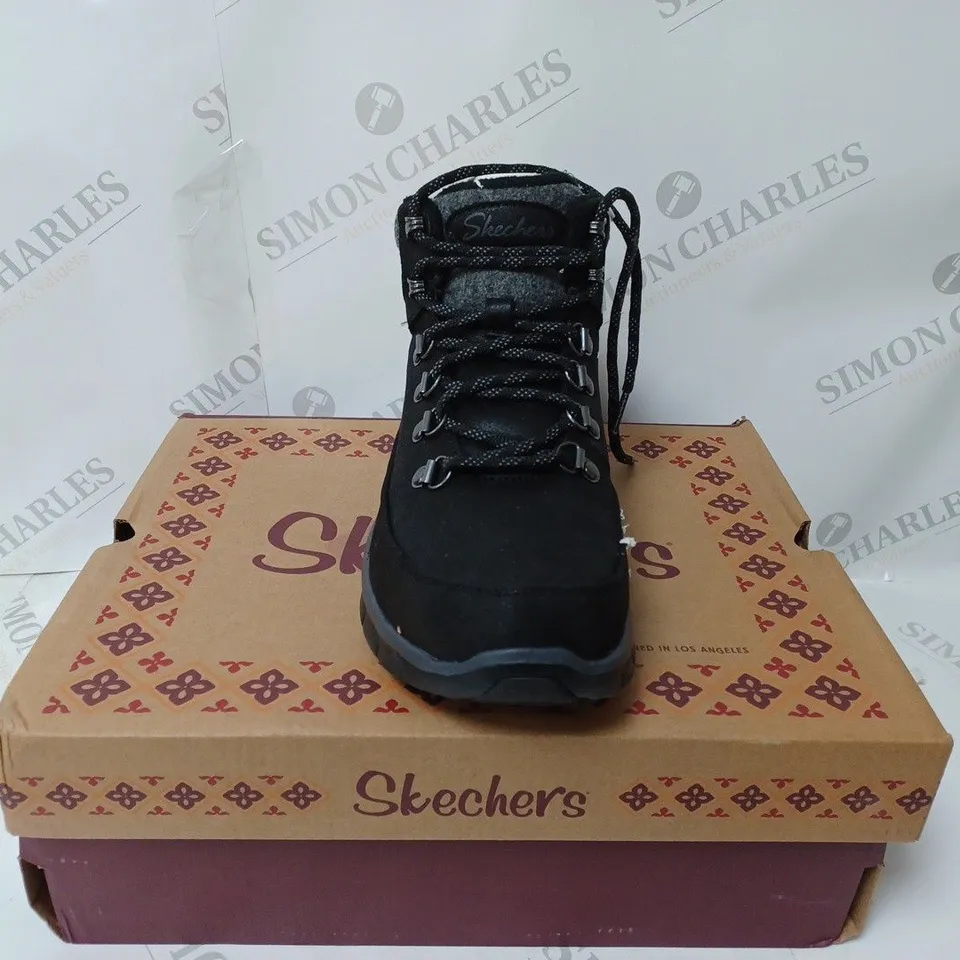 BOXED PAIR OF SKECHERS SYNERGY WARM BOOTS, BLACK - SIZE 5