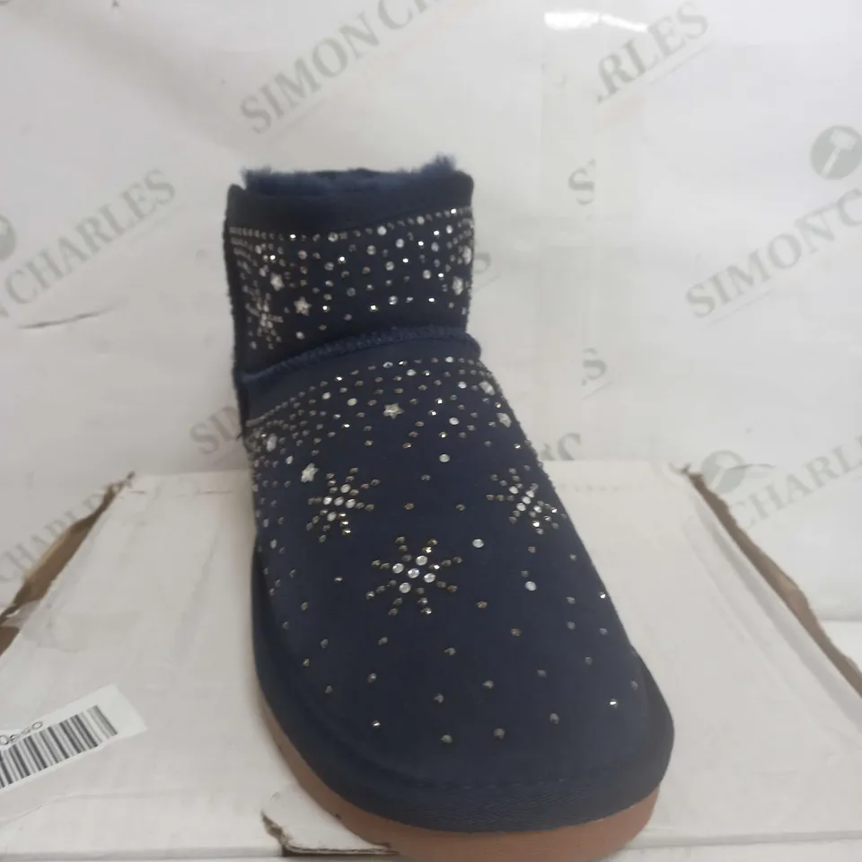 BOXED BONOVA BLUE STAR SLIPPERS SIZE 6