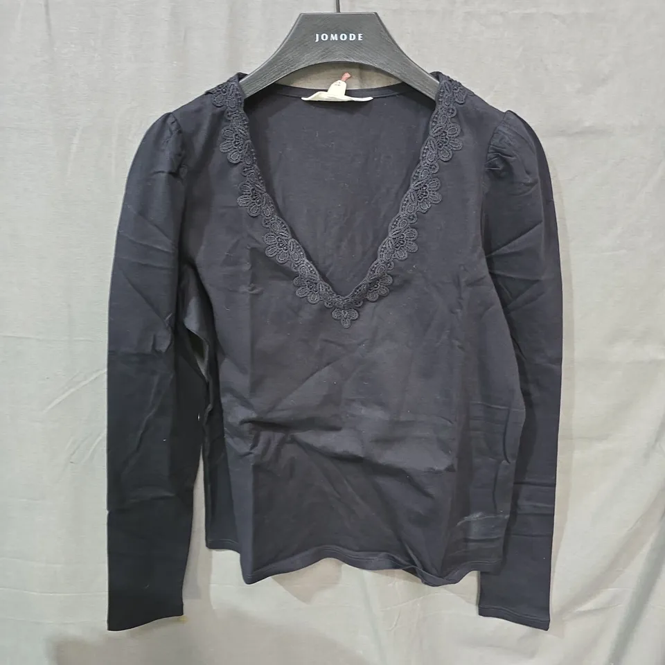 BOX OF APPROXIMATELY 25 CLOTHING ITEMS INCLUDING: TWO BODEN NIGHTGOWNS AND LET IT SNOW HAT