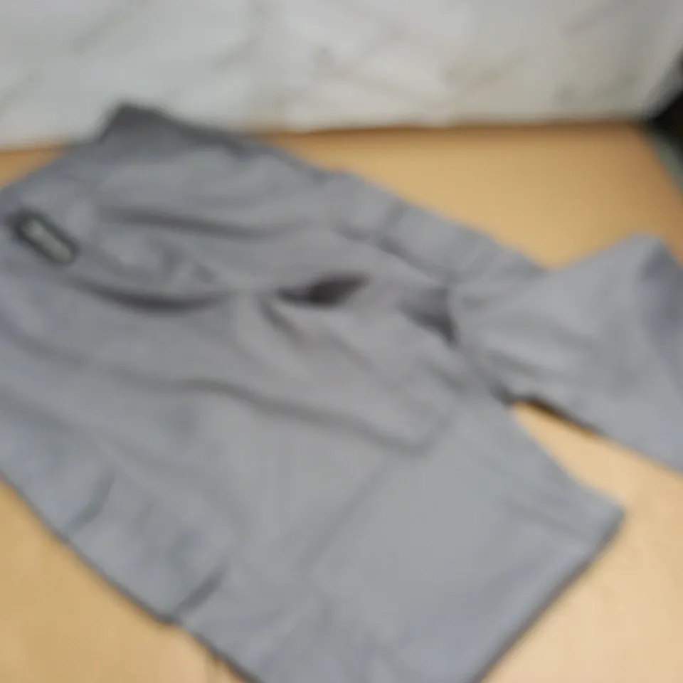 PRETTYLITTLETHING PETITE MID RISE POCKET DETAIL CARGO TROUSERS IN GREY - 12